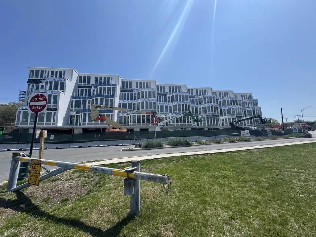 Aquarium Condos exterior landscaping