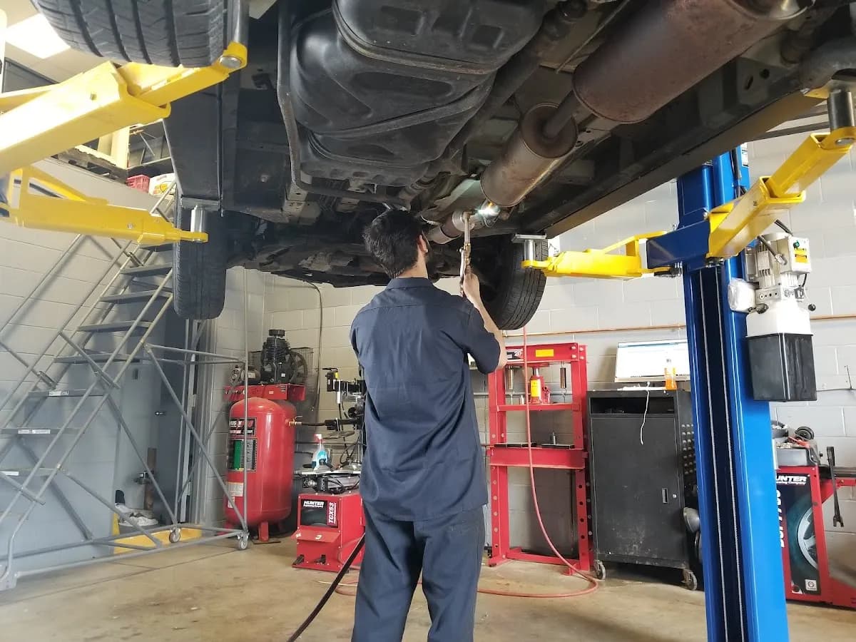 Hull Auto Repair shop exterior
