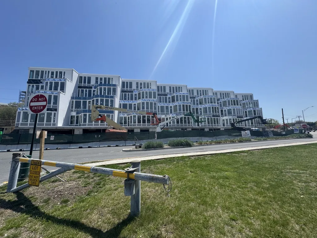 Aquarium Condos exterior landscaping